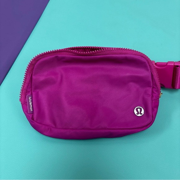 lululemon Everywhere Belt Bag Sonic Pink - Picture 2 of 10